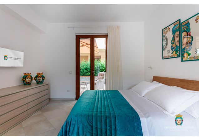 Chi Nnicchi e Nnacchi - Luxury Apartments - Family Room with Garden View